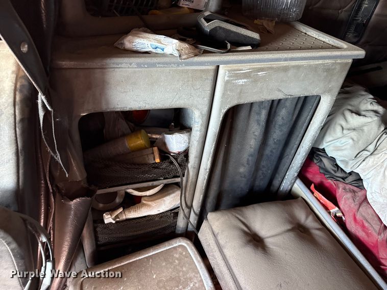 image for item EP0522 2001 Freightliner Conventional semi truck