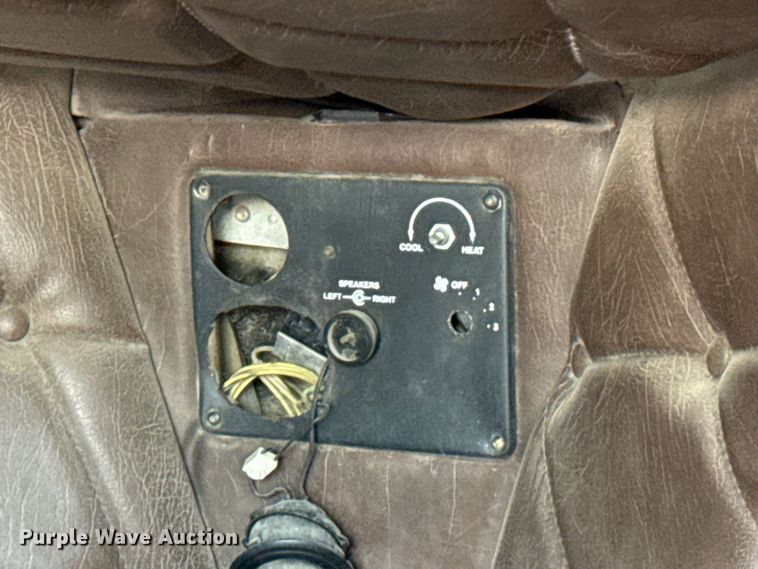 image for item EP0522 2001 Freightliner Conventional semi truck