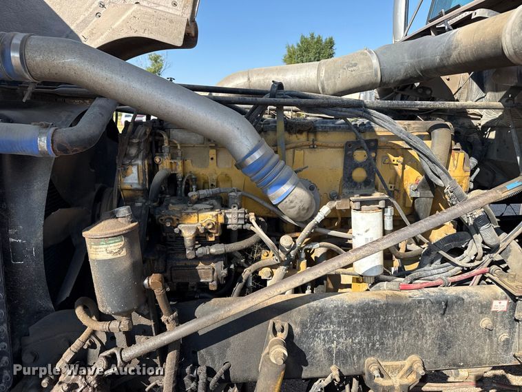 image for item EP0522 2001 Freightliner Conventional semi truck