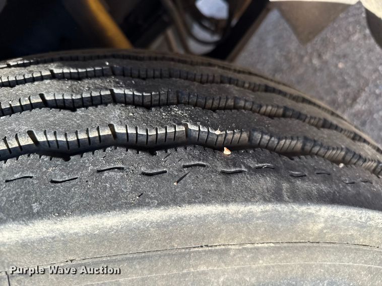 image for item EP0522 2001 Freightliner Conventional semi truck