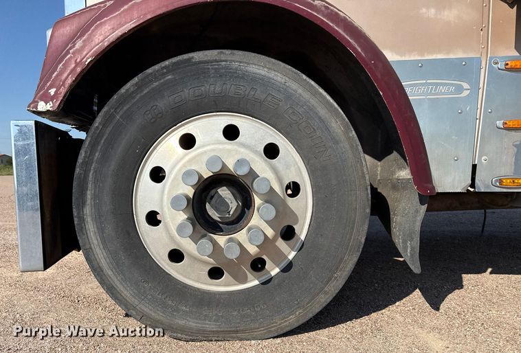 image for item EP0522 2001 Freightliner Conventional semi truck