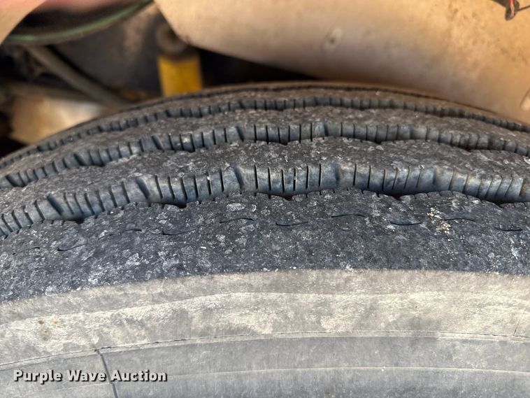 image for item EP0522 2001 Freightliner Conventional semi truck