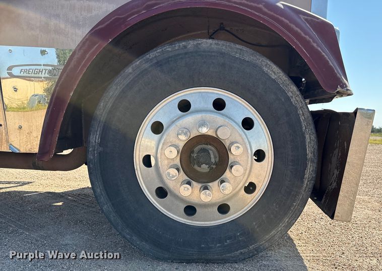 image for item EP0522 2001 Freightliner Conventional semi truck