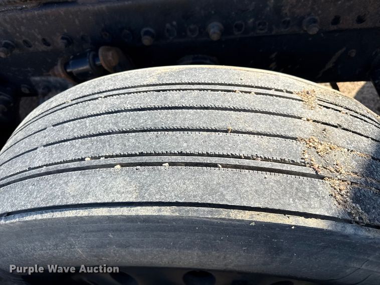 image for item EP0522 2001 Freightliner Conventional semi truck