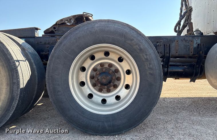 image for item EP0522 2001 Freightliner Conventional semi truck