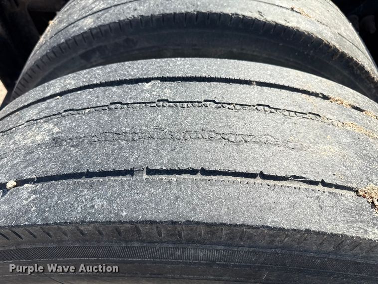 image for item EP0522 2001 Freightliner Conventional semi truck