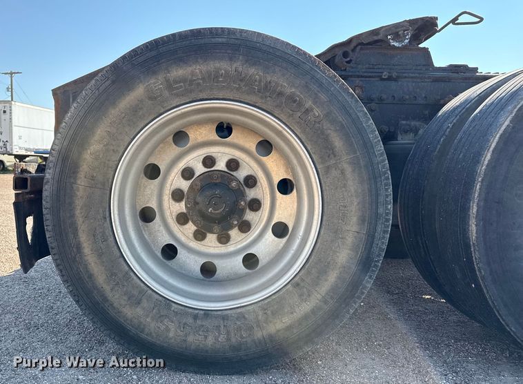 image for item EP0522 2001 Freightliner Conventional semi truck