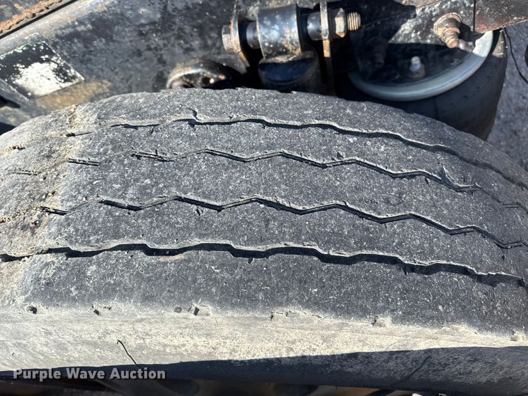 image for item EP0522 2001 Freightliner Conventional semi truck