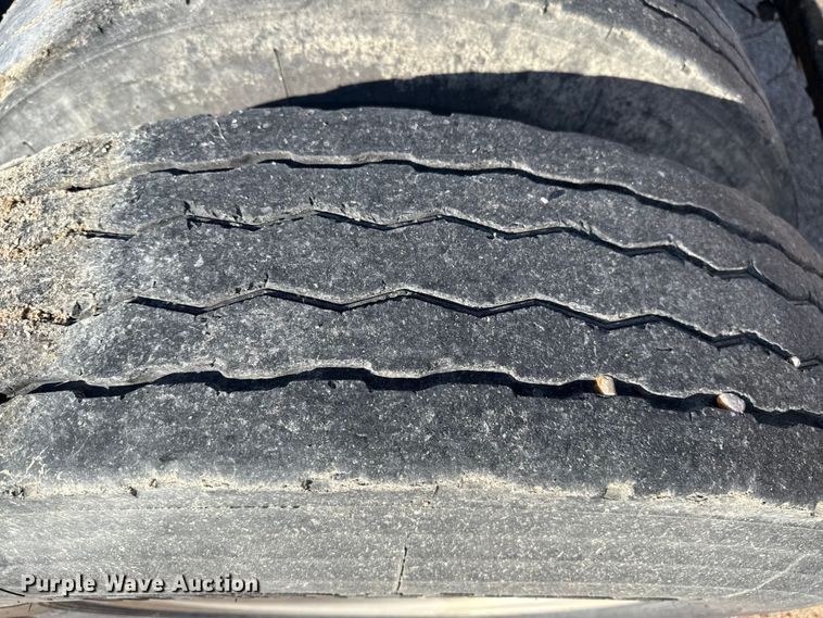 image for item EP0522 2001 Freightliner Conventional semi truck