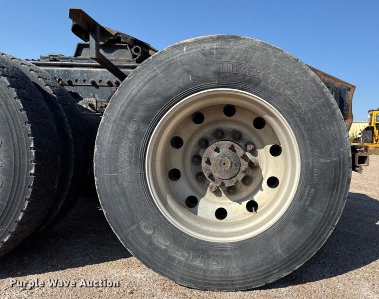 image for item EP0522 2001 Freightliner Conventional semi truck