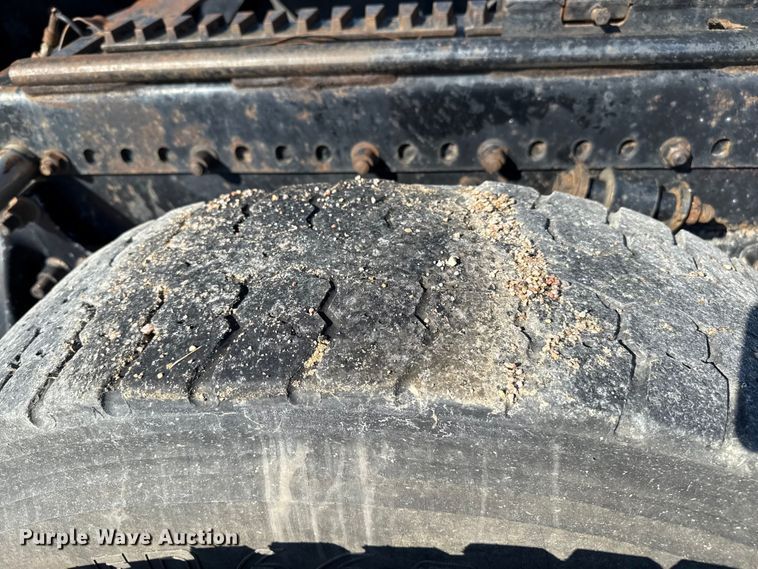 image for item EP0522 2001 Freightliner Conventional semi truck