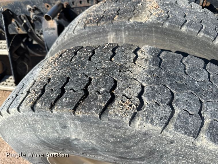 image for item EP0522 2001 Freightliner Conventional semi truck