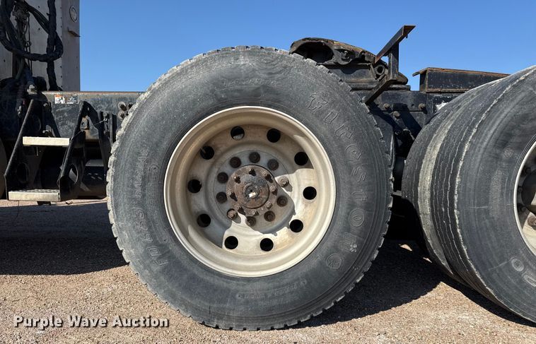 image for item EP0522 2001 Freightliner Conventional semi truck