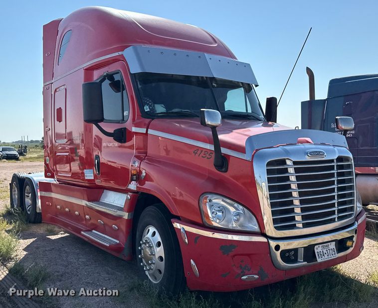 image for item EP0523 2015 Freightliner Cascadia semi truck