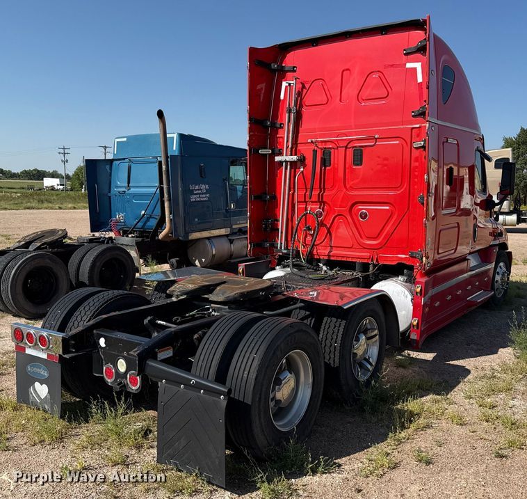 image for item EP0523 2015 Freightliner Cascadia semi truck