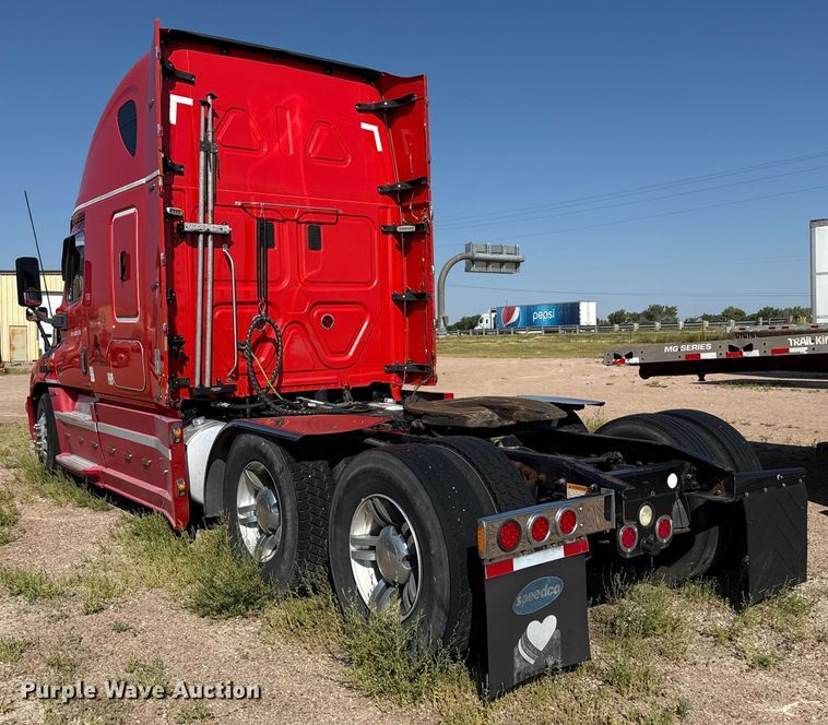 image for item EP0523 2015 Freightliner Cascadia semi truck