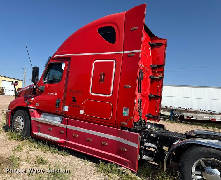 image for item EP0523 2015 Freightliner Cascadia semi truck
