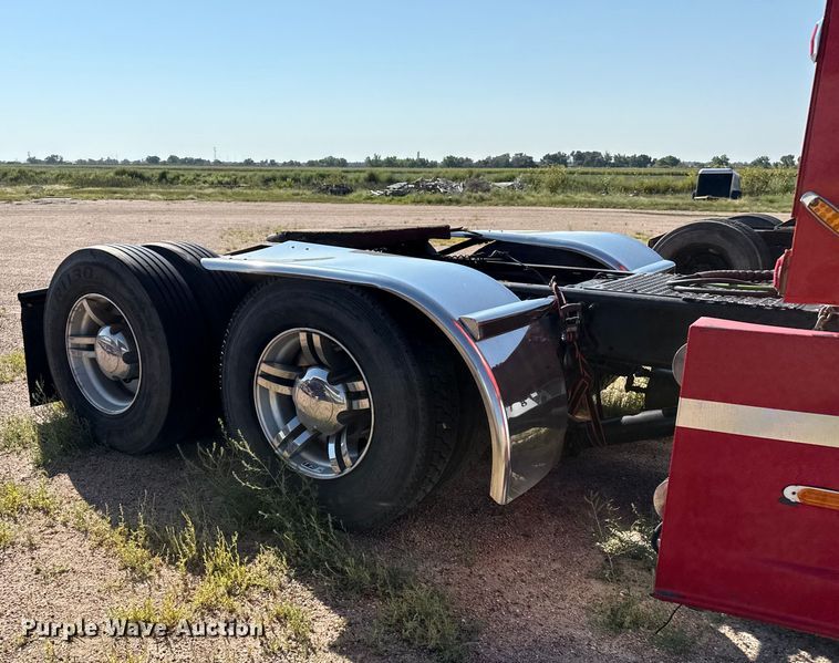 image for item EP0523 2015 Freightliner Cascadia semi truck