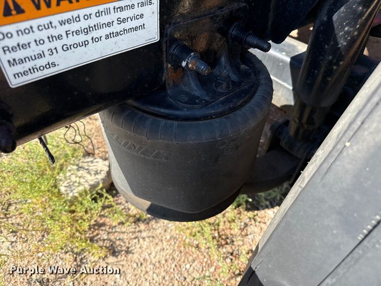 image for item EP0523 2015 Freightliner Cascadia semi truck