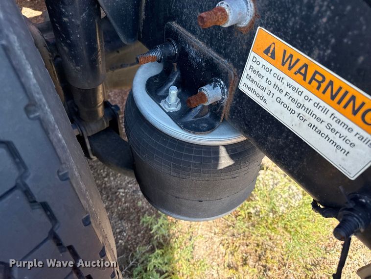 image for item EP0523 2015 Freightliner Cascadia semi truck