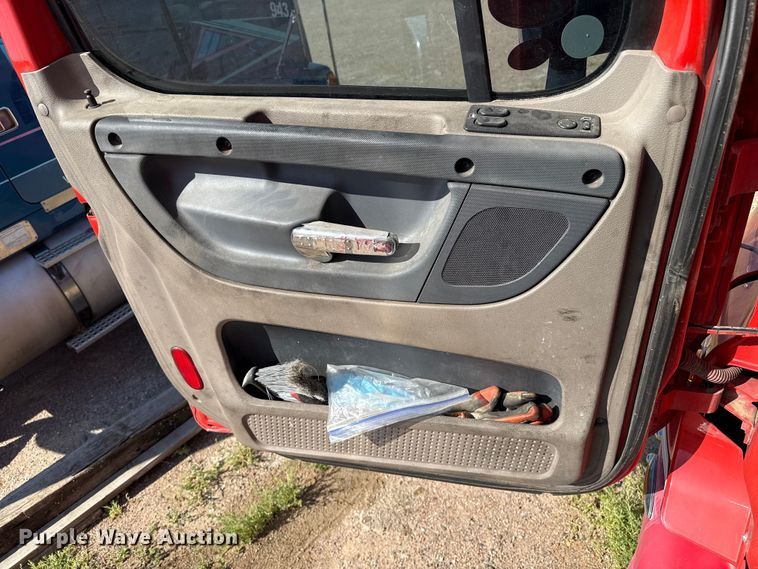 image for item EP0523 2015 Freightliner Cascadia semi truck