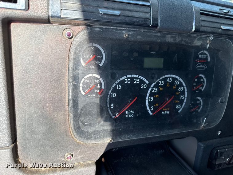 image for item EP0523 2015 Freightliner Cascadia semi truck