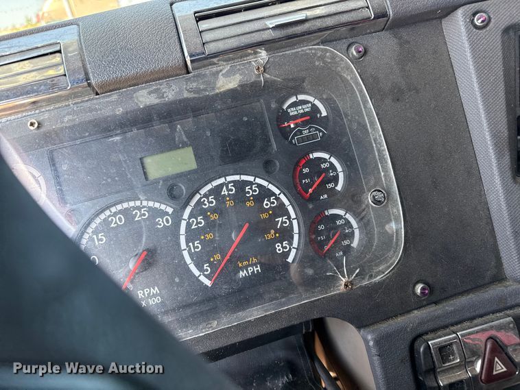 image for item EP0523 2015 Freightliner Cascadia semi truck