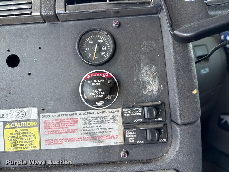 image for item EP0523 2015 Freightliner Cascadia semi truck