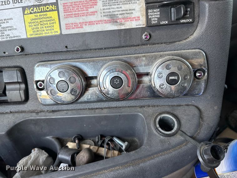 image for item EP0523 2015 Freightliner Cascadia semi truck