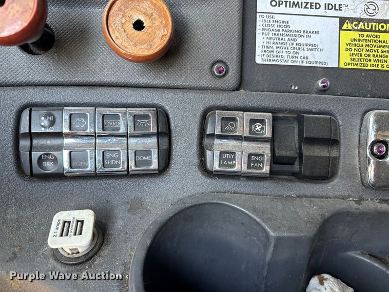 image for item EP0523 2015 Freightliner Cascadia semi truck