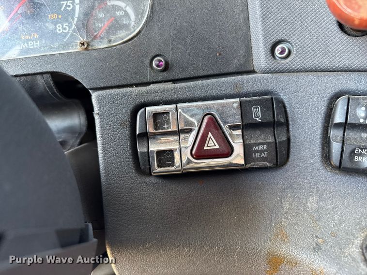 image for item EP0523 2015 Freightliner Cascadia semi truck