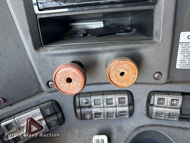 image for item EP0523 2015 Freightliner Cascadia semi truck