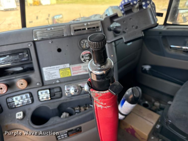 image for item EP0523 2015 Freightliner Cascadia semi truck