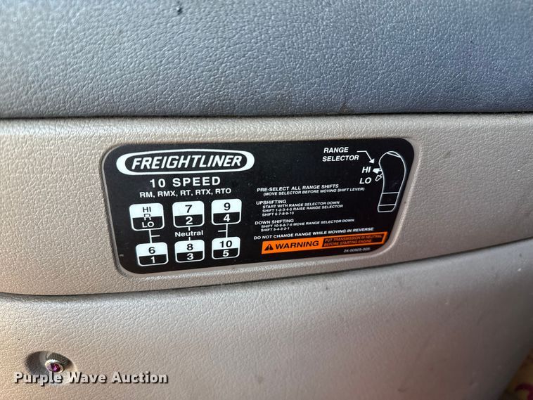 image for item EP0523 2015 Freightliner Cascadia semi truck