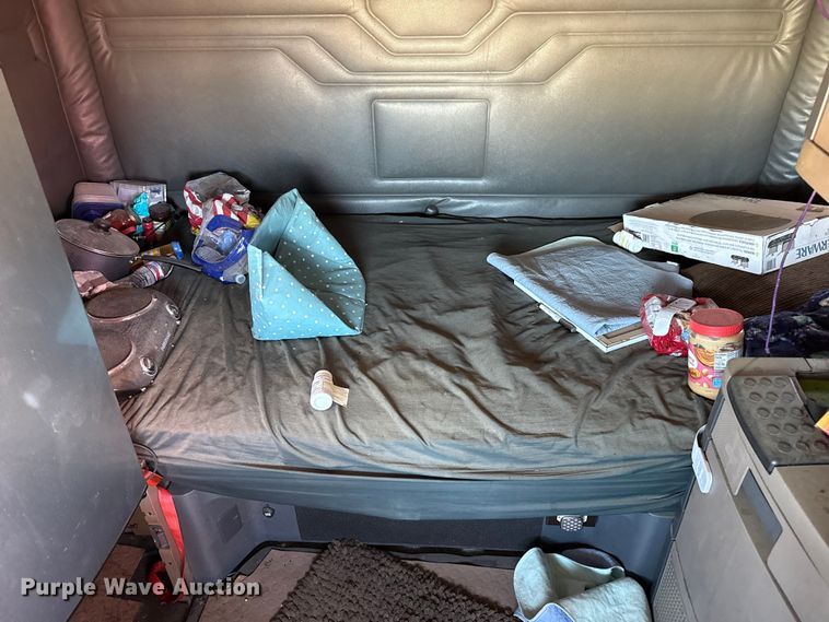 image for item EP0523 2015 Freightliner Cascadia semi truck