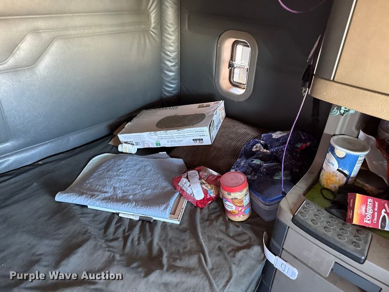 image for item EP0523 2015 Freightliner Cascadia semi truck