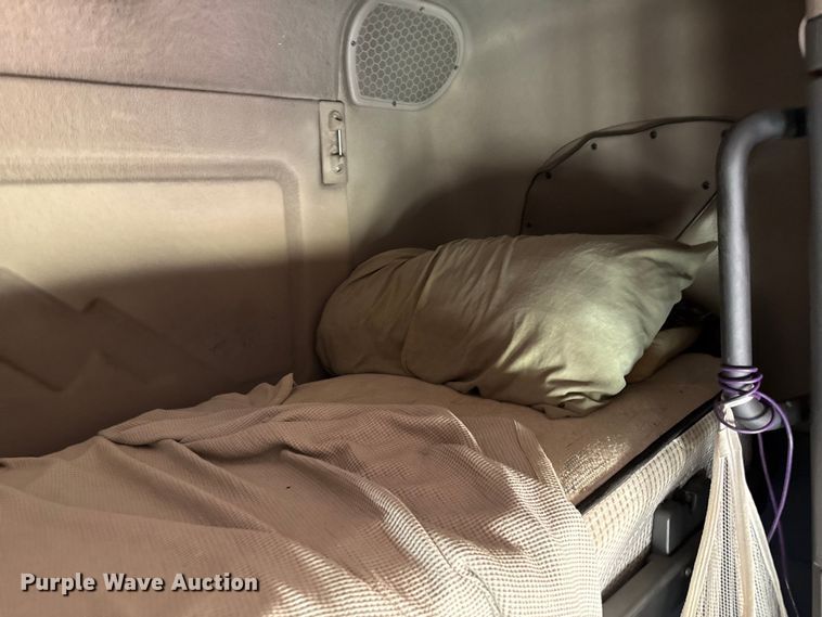 image for item EP0523 2015 Freightliner Cascadia semi truck