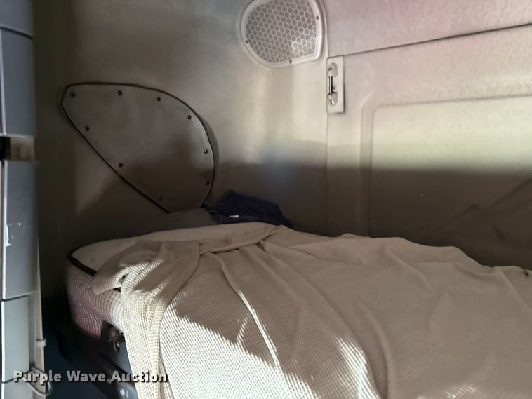 image for item EP0523 2015 Freightliner Cascadia semi truck