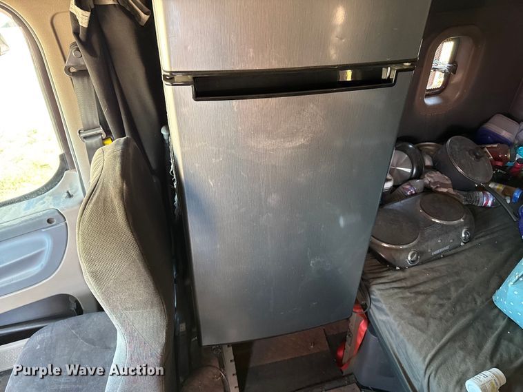 image for item EP0523 2015 Freightliner Cascadia semi truck