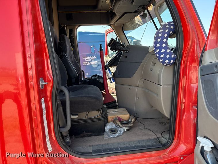 image for item EP0523 2015 Freightliner Cascadia semi truck