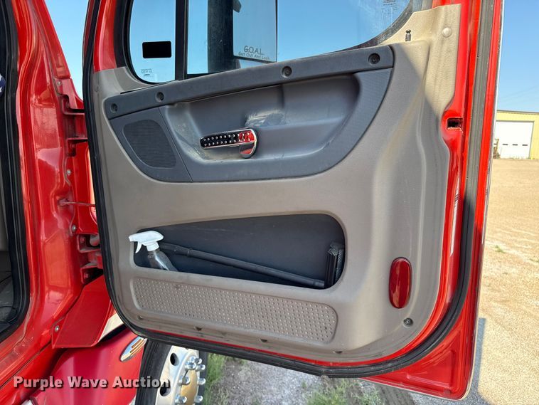 image for item EP0523 2015 Freightliner Cascadia semi truck