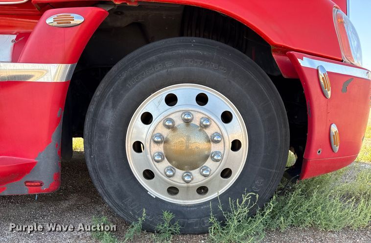 image for item EP0523 2015 Freightliner Cascadia semi truck