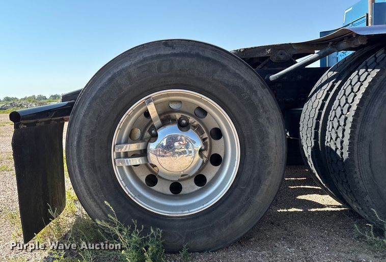 image for item EP0523 2015 Freightliner Cascadia semi truck