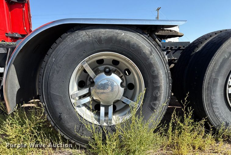 image for item EP0523 2015 Freightliner Cascadia semi truck