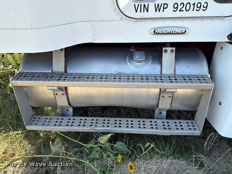 image for item EP0524 1998 Freightliner FLD semi truck