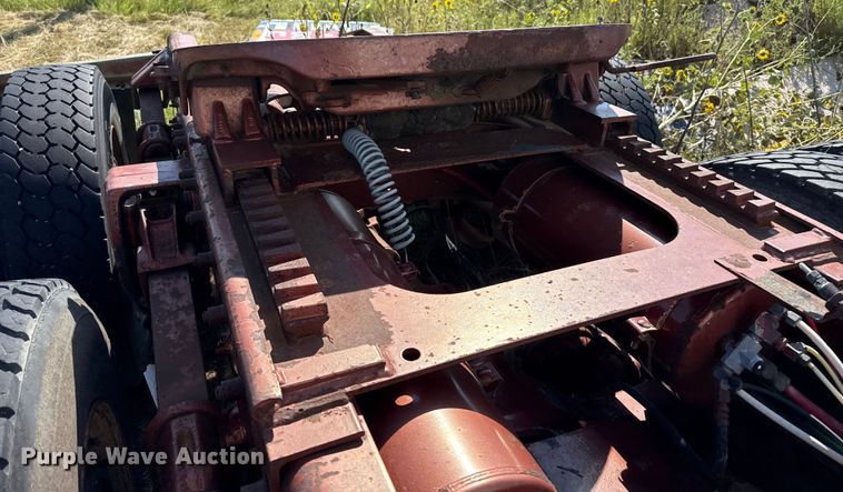 image for item EP0524 1998 Freightliner FLD semi truck