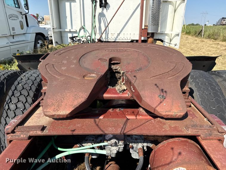 image for item EP0524 1998 Freightliner FLD semi truck