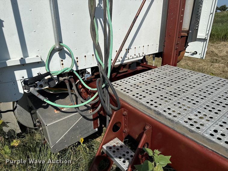 image for item EP0524 1998 Freightliner FLD semi truck