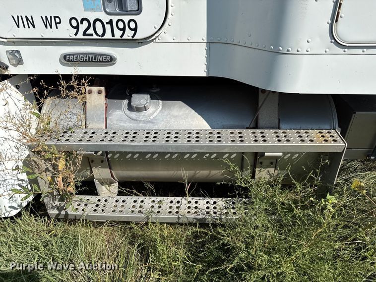 image for item EP0524 1998 Freightliner FLD semi truck