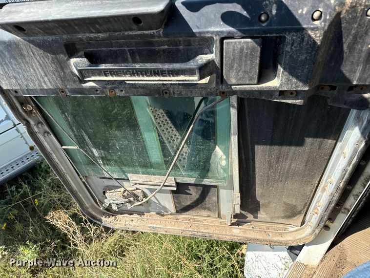 image for item EP0524 1998 Freightliner FLD semi truck